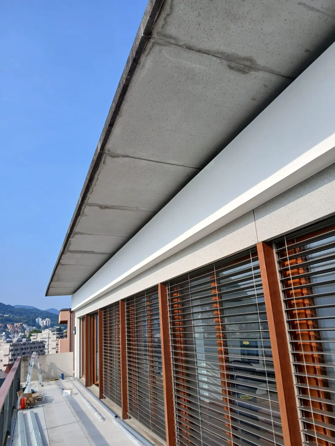 Tenda a bracci estesa sopra un balcone con vista lago